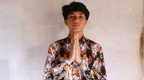 Egy Ázsiai Férfi Arckifejezése Aki Tipikus Indonéz Batik Ruhát Visel — Stock Fotó