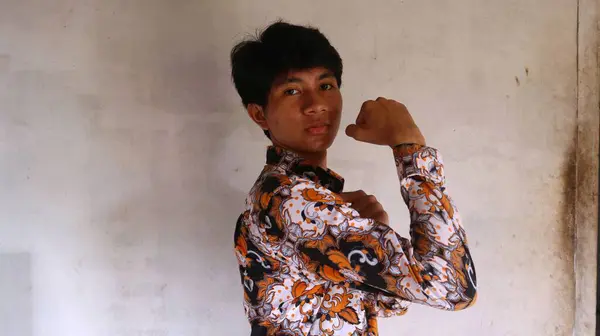 Výraz Asijského Muže Typické Indonéské Batikové Košili Pýchou Nadšení Používání — Stock fotografie