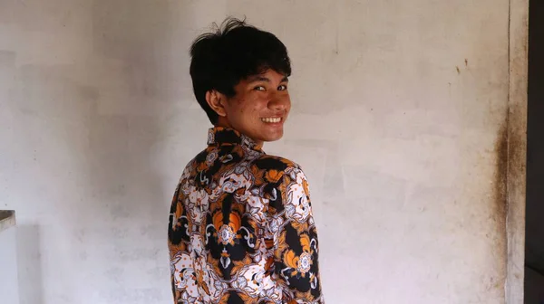 Вираження Азіатського Чоловіка Типовому Індонезійському Одязі Гордістю — стокове фото