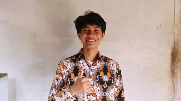 Výraz Asijského Muže Typických Indonéských Batikových Šatech Pýchou — Stock fotografie