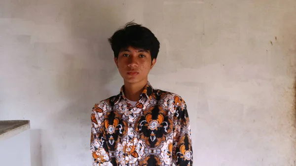 Выражение Гордости Азиатского Мужчины Типичной Индонезийской Одежде Батик — стоковое фото