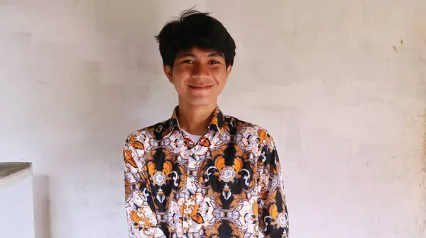 Έκφραση Ενός Ασιάτη Άνδρα Που Φοράει Τυπικά Ινδονησιακά Ρούχα Μπατίκ — Φωτογραφία Αρχείου