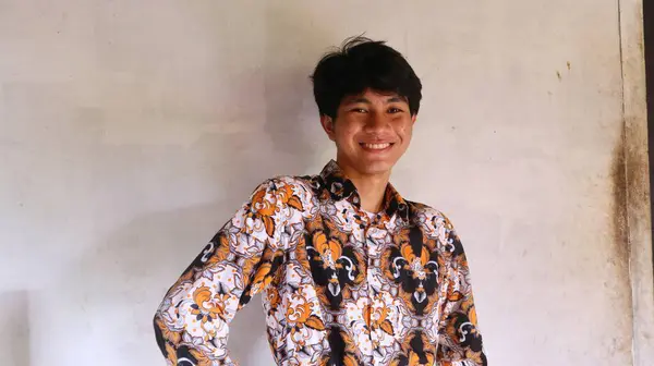 Expresión Hombre Asiático Que Viste Ropa Típica Batik Indonesio Con —  Fotos de Stock