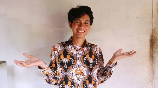 Expresión Hombre Asiático Que Viste Ropa Típica Batik Indonesio Con — Foto de Stock