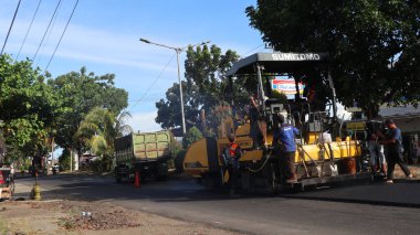 Bengkulu, Endonezya. 28 Mayıs 2023: Bengkulu karayolu hibrit yolundaki asfaltı düzleştirme, asfaltlama ve onarma ağır ekipmanları