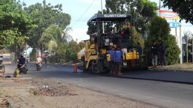 Bengkulu, Endonezya. 28 Mayıs 2023: Bengkulu karayolu hibrit yolundaki asfaltı düzleştirme, asfaltlama ve onarma ağır ekipmanları