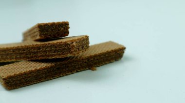 Beyaz arka planda waffle ya da çikolatalı bisküvi parçaları