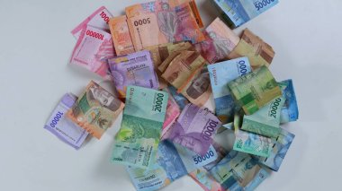 Endonezya 'nın çeşitli para yığınları, enflasyon yatırımları, beyaz arka planda alışveriş