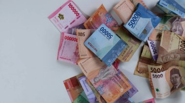 Endonezya 'nın çeşitli para yığınları, enflasyon yatırımları, beyaz arka planda alışveriş