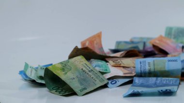 Endonezya 'nın çeşitli para yığınları, enflasyon yatırımları, beyaz arka planda alışveriş