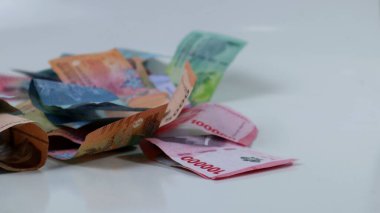 Endonezya 'nın çeşitli para yığınları, enflasyon yatırımları, beyaz arka planda alışveriş