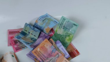 Endonezya 'nın çeşitli para yığınları, enflasyon yatırımları, beyaz arka planda alışveriş