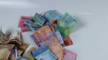 Endonezya 'nın çeşitli para yığınları, enflasyon yatırımları, beyaz arka planda alışveriş