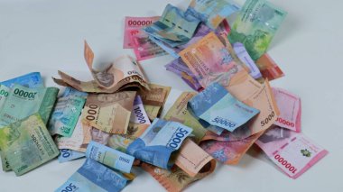 Endonezya 'nın çeşitli para yığınları, enflasyon yatırımları, beyaz arka planda alışveriş