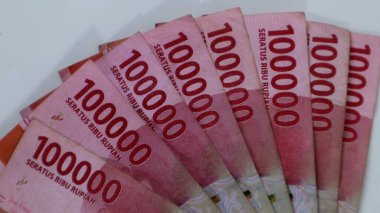 Beyaz arka planda 100.000 Endonezya rupiası yığını                         