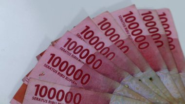Beyaz arka planda 100.000 Endonezya rupiası yığını                         
