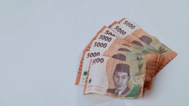 Beyaz arka planda 5000 Endonezya rupiası yığını                          