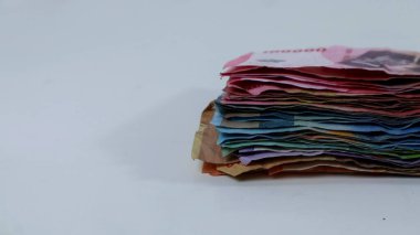 Endonezya 'nın çeşitli para yığınları, enflasyon yatırımları, beyaz arka planda alışveriş