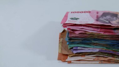 Endonezya 'nın çeşitli para yığınları, enflasyon yatırımları, beyaz arka planda alışveriş