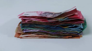 Endonezya 'nın çeşitli para yığınları, enflasyon yatırımları, beyaz arka planda alışveriş