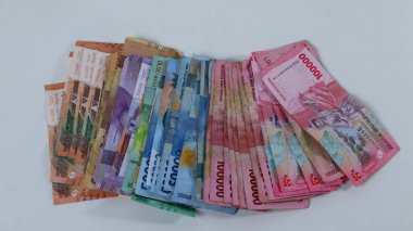 Endonezya 'nın çeşitli para yığınları, enflasyon yatırımları, beyaz arka planda alışveriş