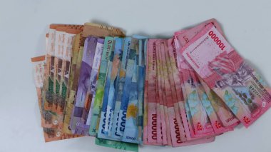 Endonezya 'nın çeşitli para yığınları, enflasyon yatırımları, beyaz arka planda alışveriş