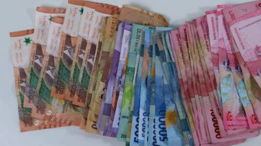 Endonezya 'nın çeşitli para yığınları, enflasyon yatırımları, beyaz arka planda alışveriş