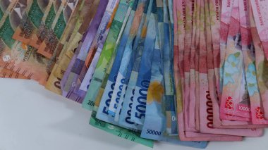 Endonezya 'nın çeşitli para yığınları, enflasyon yatırımları, beyaz arka planda alışveriş