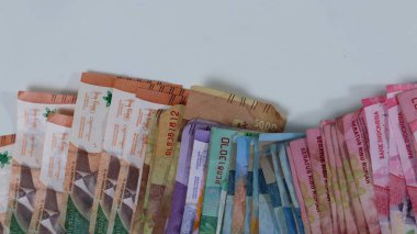 Endonezya 'nın çeşitli para yığınları, enflasyon yatırımları, beyaz arka planda alışveriş