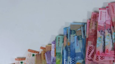 Endonezya 'nın çeşitli para yığınları, enflasyon yatırımları, beyaz arka planda alışveriş