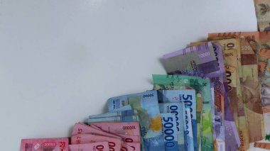 Endonezya 'nın çeşitli para yığınları, enflasyon yatırımları, beyaz arka planda alışveriş