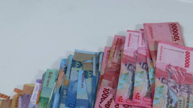 Endonezya 'nın çeşitli para yığınları, enflasyon yatırımları, beyaz arka planda alışveriş