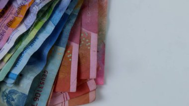 Endonezya 'nın çeşitli para yığınları, enflasyon yatırımları, beyaz arka planda alışveriş