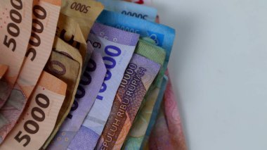 Endonezya 'nın çeşitli para yığınları, enflasyon yatırımları, beyaz arka planda alışveriş