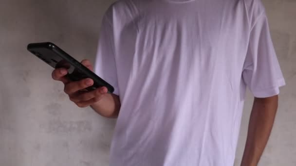 Asiatisk Man Spelar Smart Telefon Med Hand — Stockvideo