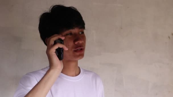 Азіатський Чоловік Грає Смартфон Однією Рукою — стокове відео