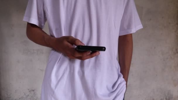 Asyalı Adam Tek Eliyle Akıllı Telefon Oynuyor — Stok video