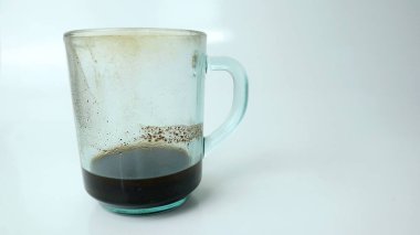 Beyaz arka planda içilmiş bir bardak kahve.