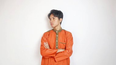 Beyaz arka planda havalı bir tarzı olan yakışıklı Asyalı Müslüman adam.