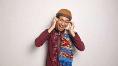 Asyalı Müslüman adam beyaz arka planda gülüyor