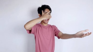 Şok olmuş Asyalı gözlerini kapatsa da yine de izole edilmiş beyaz arka planda görebiliyordu.