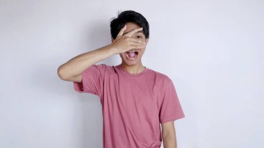 Şok olmuş Asyalı gözlerini kapatsa da yine de izole edilmiş beyaz arka planda görebiliyordu.