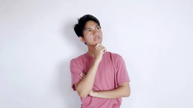 İzole edilmiş beyaz arka planda bir şeyler düşünen Asyalı bir adamın portresi.