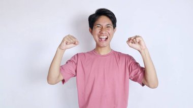 Beyaz arka planda çok heyecanlı ve kazanan bir jesti olan Asyalı adam.