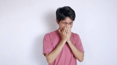 Asyalı adam beyaz arka planda grip olmuş.