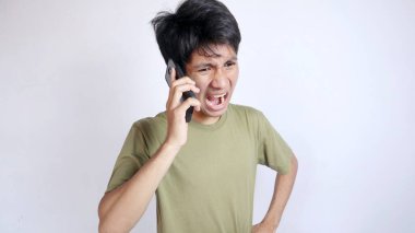 Asyalı adam izole edilmiş beyaz arkaplanı ararken kızgın