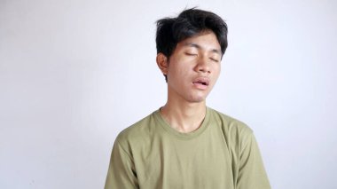 Asyalı adam uykulu ve yorgun, izole beyaz bir geçmişi var.