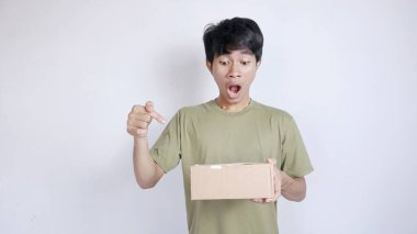 Asyalı adam elinde tuttuğu paketin izole edilmiş beyaz bir arka planı olduğunu görünce şok oldu.