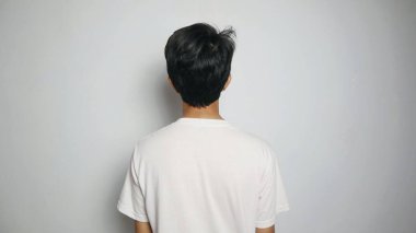 İzole edilmiş beyaz geçmişi olan Asyalı genç bir adamın arka plan görüntüsü