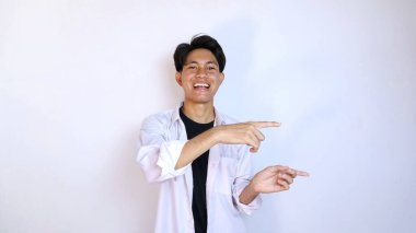 Heyecanlı genç Asyalı jest yaparak, izole edilmiş beyaz bir arka planı olduğunu gösteriyor.